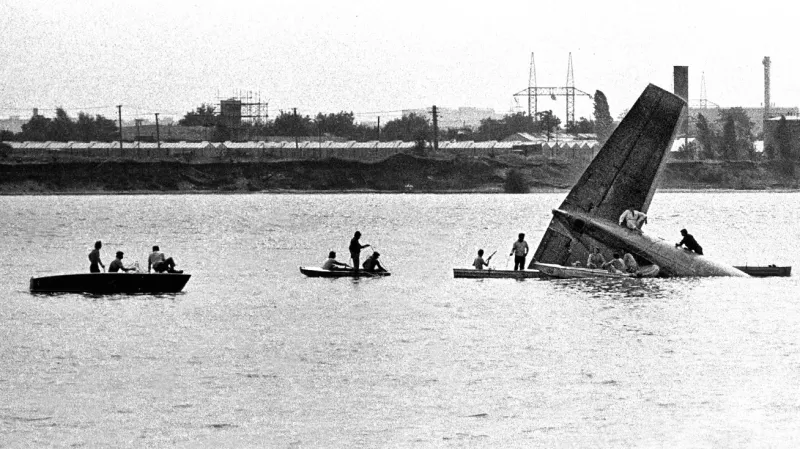 Záchranné práce po pádu letadla do jezera Zlaté písky