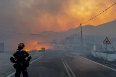 Stovky hasičů zápolí s požárem na Chiosu