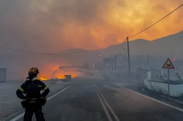 Stovky hasičů zápolí s požárem na Chiosu