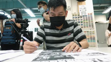 Vedení hongkongského deníku už nemůže vyplácet  zaměstnancům mzdy