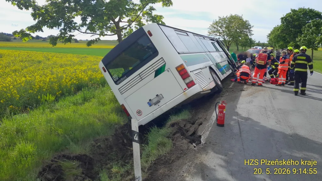 Havárie autobusu s dětmi na Rokycansku (20. května 2026)