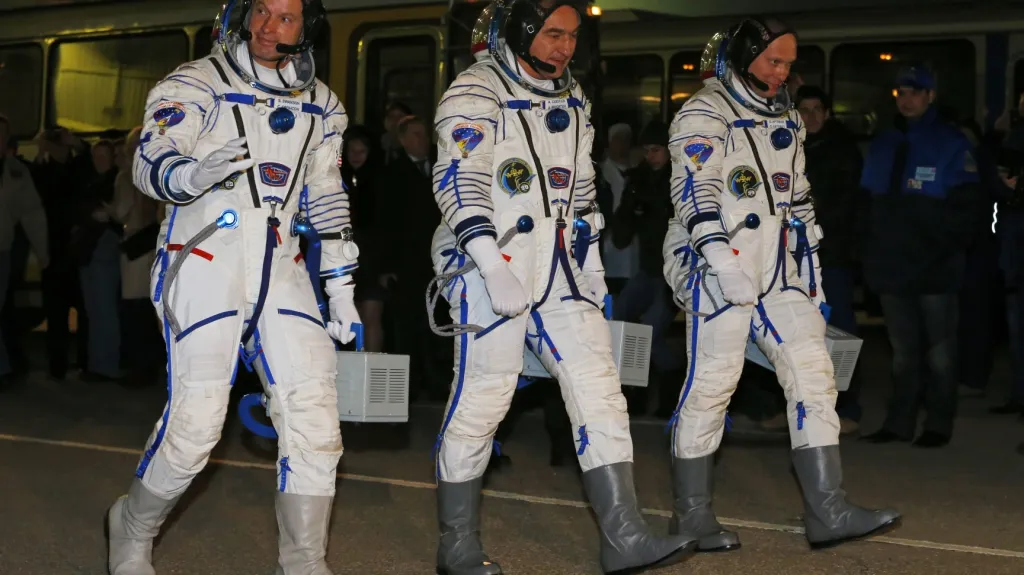 Americký kosmonaut Steve Swanson (vlevo) a dvojice Rusů, Alexandr Skvorcov (uprostřed) a Oleg Artěmjev