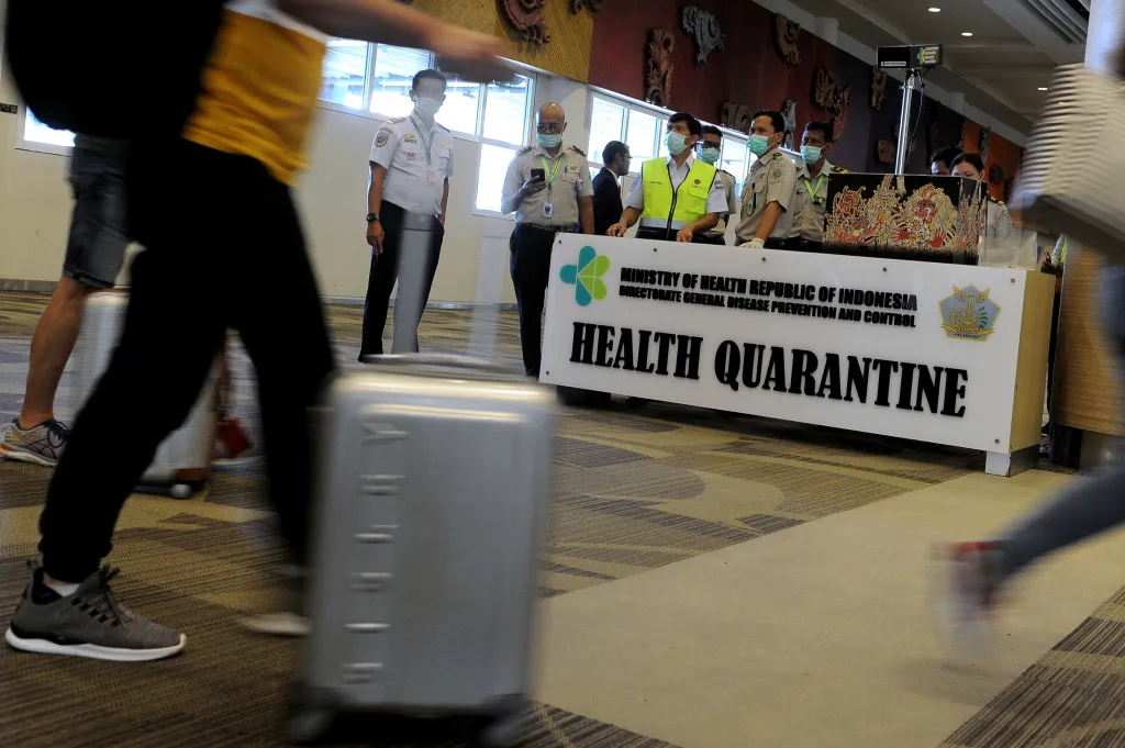 Kontrolní stanoviště zdravotníků na letišti na indonéském Bali