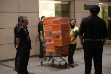 Stovky krabic plné šperků a tašky s bankovkami. Malajsie žije korupční aférou svého expremiéra