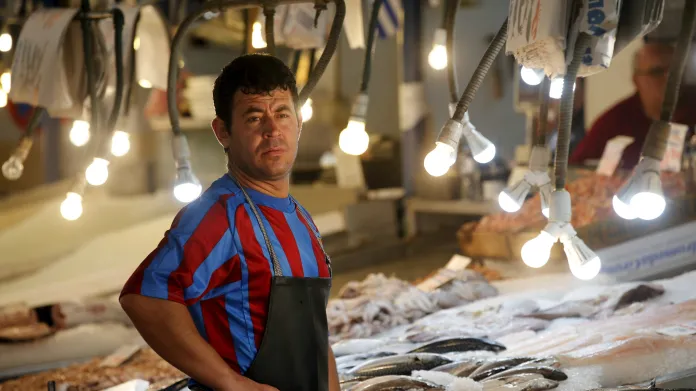 Prodejce ryb v centru Atén čeká na zákazníky
