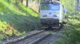 Železniční trať vede jen kousek od ZŠ Havlíčkova v Jihlavě