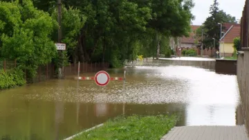 Zaplavená silnice v Obříství