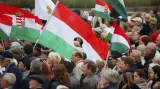 Maďaři v den 60. výročí povstání vyrazili do ulic s vlajkami