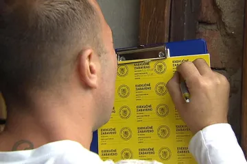 Exekuce dítěte: Doplatí na ni rodič?