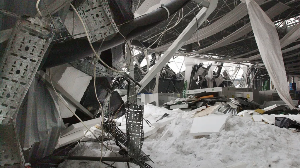 Zřícená hala u Katovic (leden 2006)