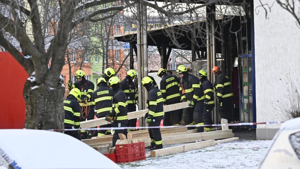 モストの焼けたレストランで消防士ら
