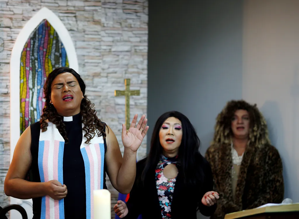 Alexya Salvador (vlevo), evangelický křesťanský transgender pastor a kandidát do kongresu v brazilském městě Sao Paulo, vede mši.