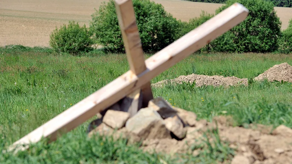 Dobronín, pokácený kříž