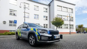 Policejní vůz před Okresním soudem v Pardubicích