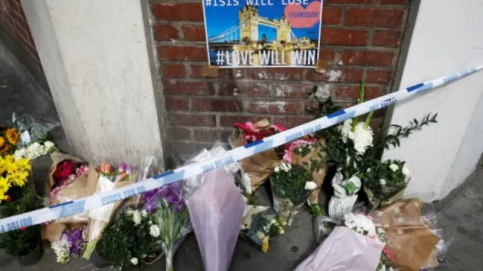 Květiny blízko místa útoku v Borough Market,  Autor: Peter Nicholls,  Zdroj: Reuters