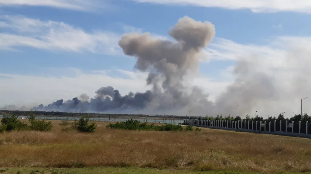 Exploze a černý dým poblíž Novofedorivky