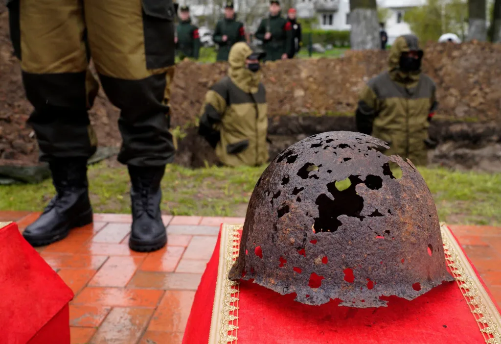 Po celém světě probíhají vzpomínkové akce u příležitosti výročí ukončení druhé světové války v Evropě. Na snímku je smuteční ceremonie na hřbitově u Kaliningradu
