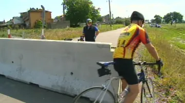 Cyklisté zátarasy objíždí a most u Pravčic běžně používají