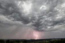 Meteorologové zpřísnili výstrahu před silnými bouřkami na jihozápadě Česka