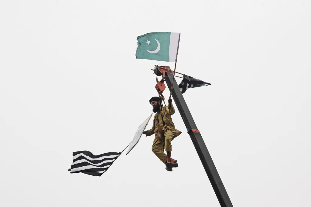 Naopak živou sochu nebo létající billboard ze sebe udělal Pakistánec podporující stranu Jamiat Ulema-i-Islam-Fazal (JUI-F), která je v opozici proti současné vládě