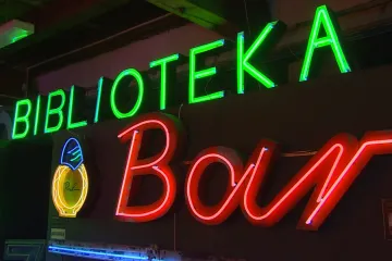 Západní lesk v ulicích východního bloku. Varšava láká na Muzeum neonů