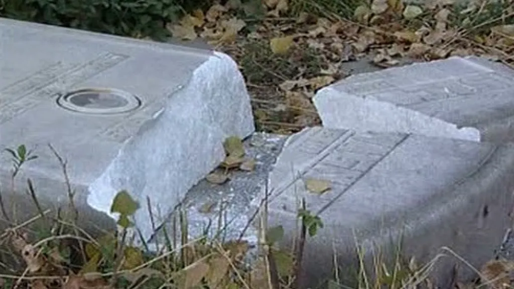 Zdemolované náhrobky