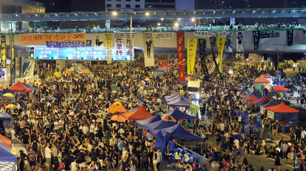 Stovky demonstrantů táboří v ulicích Hongkongu