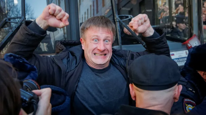 Odpůrce ruského režimu blokuje vůz, v němž je eskortován Navalnyj