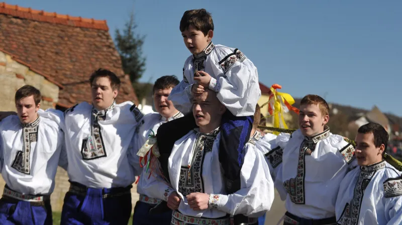 Pomlázka ve Vlčnově - letošní král na ramenou