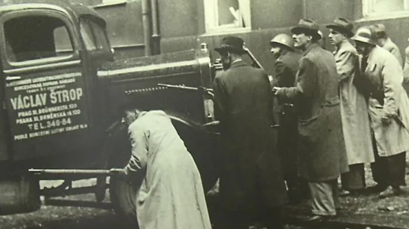 Události: Rozhlas volal o pomoc, boje vypukly, zemřeli i němečtí zajatci ze zbraní Němců