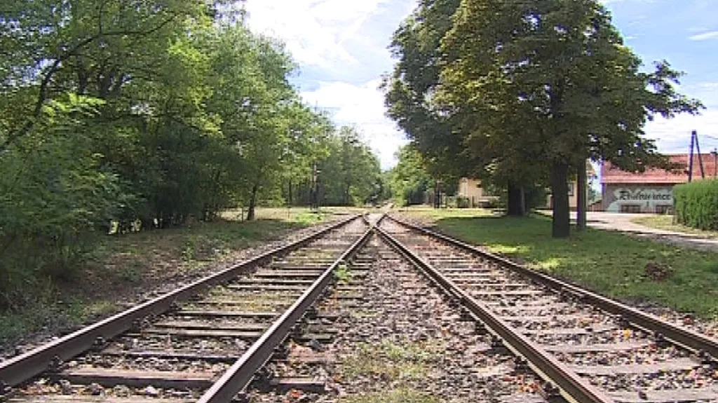 Vlakem už se cestující z Hrušovan do Hevlína nedostanou