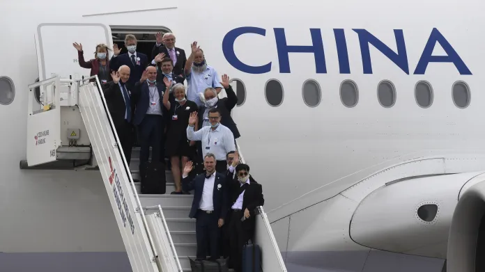 Členové delegace v čele s předsedou Senátu Milošem Vystrčilem před odletem na Tchaj-wan