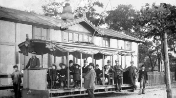 V květnu 1891 získal inženýr František Křižík koncesi ke stavbě a provozu elektrické dráhy z Letné ke Královské oboře. Podepsal ji osobně František Josef I. První trať s vrchním trolejovým vedením zavěšeným v pětimetrové výšce nad osou koleje měřila 766 metrů. Cesta po celé trati trvala čtyři a půl minuty, nejvyšší povolená rychlost byla 10 km/h.