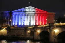 Francie v prvním kole volí parlament. Výsledek určí sílu Macronova mandátu