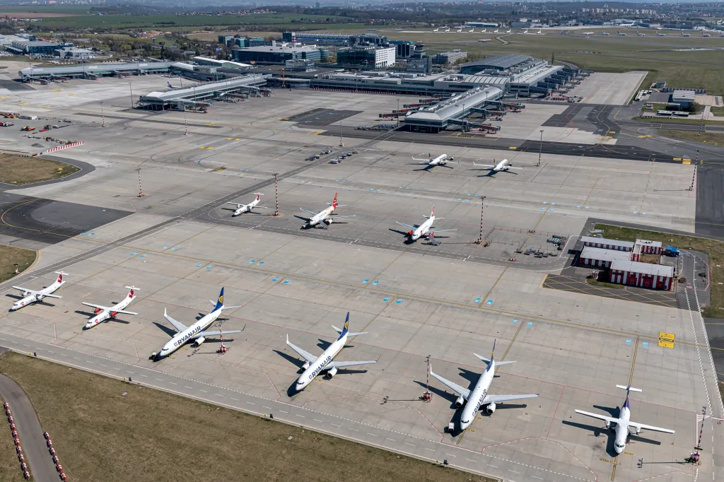 V letovém řádu letiště bylo možno v nedávných dnech najít různé repatriační lety, dále lety se zásobami zdravotnického materiálu jako letecký most z Číny a několik posledních pravidelných linek do Bulharska, Běloruska a také do Kataru. Od 18. dubna však i toto spojení z Prahy končí, uvedl server zdopravy.cz.