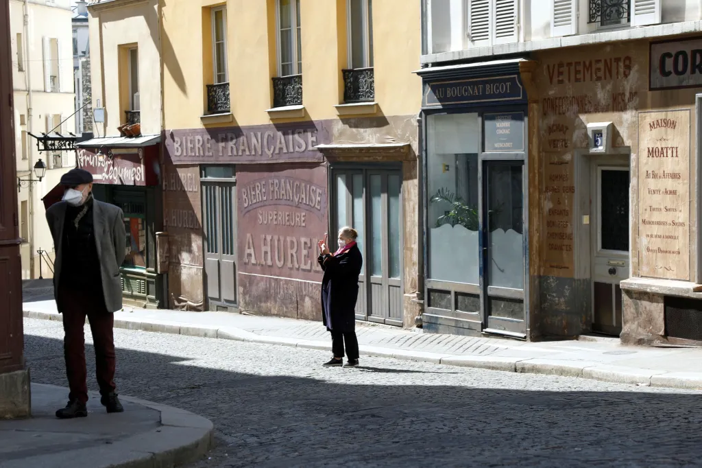 Pařížané na Montmartru si díky filmovým kulisám prožívají karanténu ze 40. let