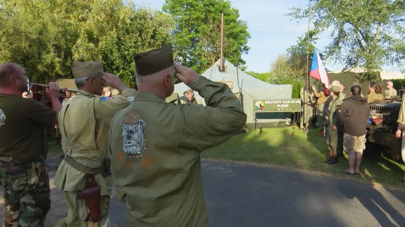 Kemp plzeňského Military Car Clubu v Normandii