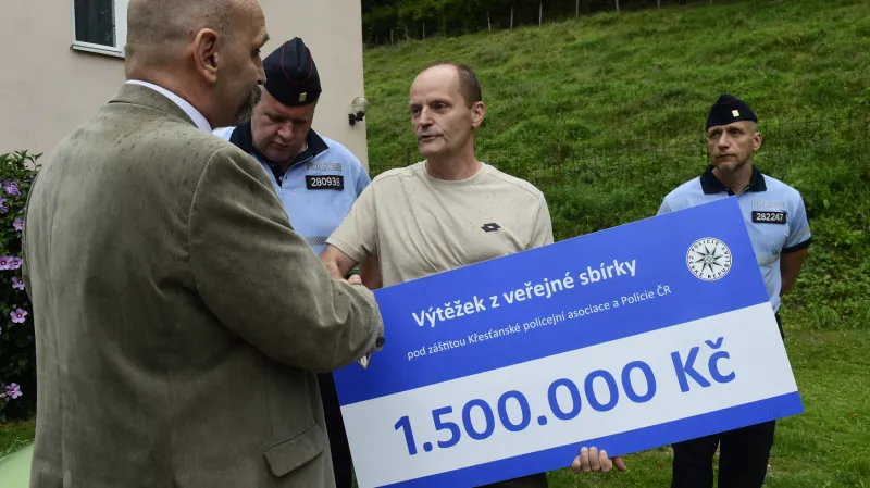 Předání symbolického šeku Petru Večeřovi