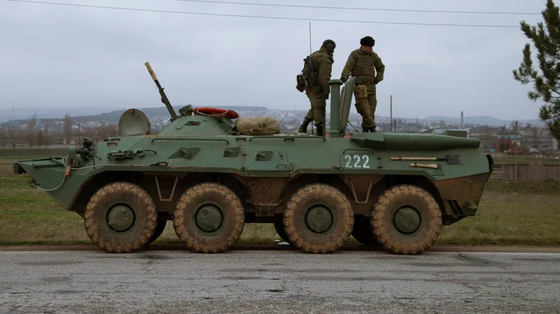 Ruské obrněné transportéry na krymských silnicích
