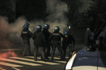 Itálie i Španělsko zpřísňují opatření. V Římě se odpůrci restrikcí střetli s policií