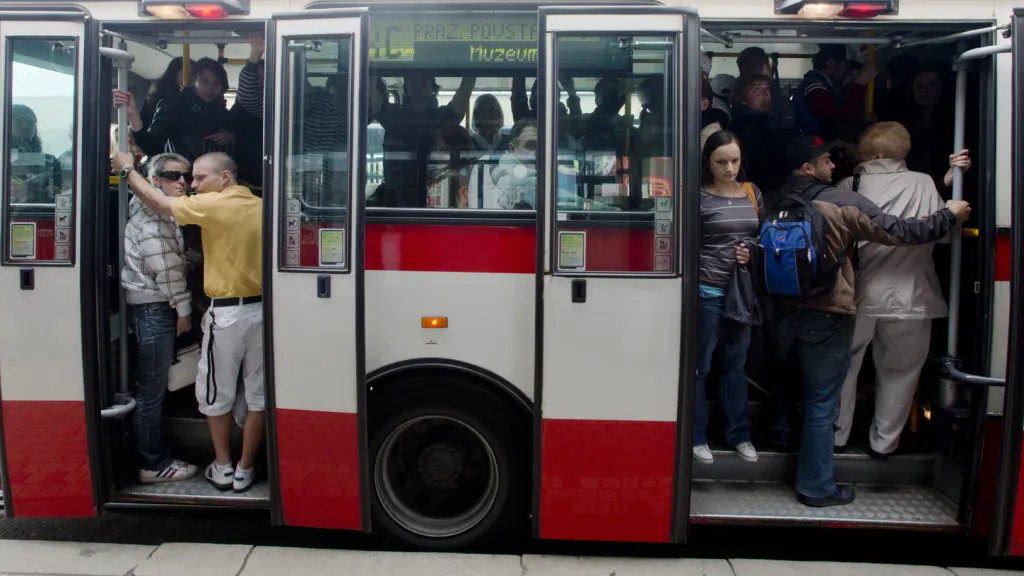 Přeplněný autobus - ilustrační snímek
