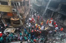 Desítky lidí zahynuly v křivolakých uličkách centra Dháky. Vzplanul dům plný hořlavin