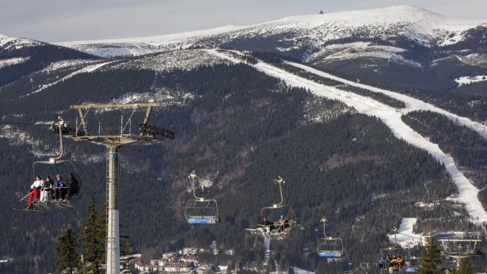 Ve střední a východní části Krkonoš leží sníh i mimo sjezdovky. Není ho mnoho, lyžařská střediska ale díky němu mohla zůstat v provozu i v minulých týdnech