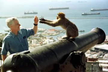 Makakové žerou na Gibraltaru kvůli jídlu od turistů hlínu, zjistila nová studie