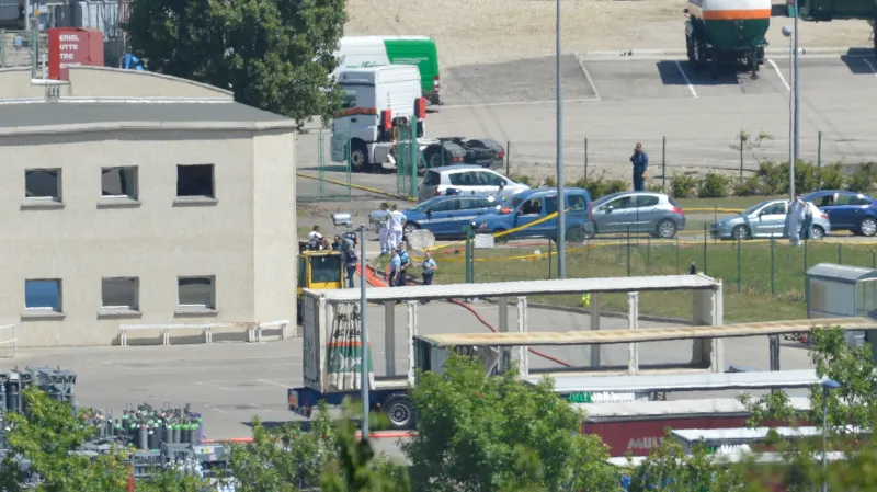 Útok na továrnu u Lyonu