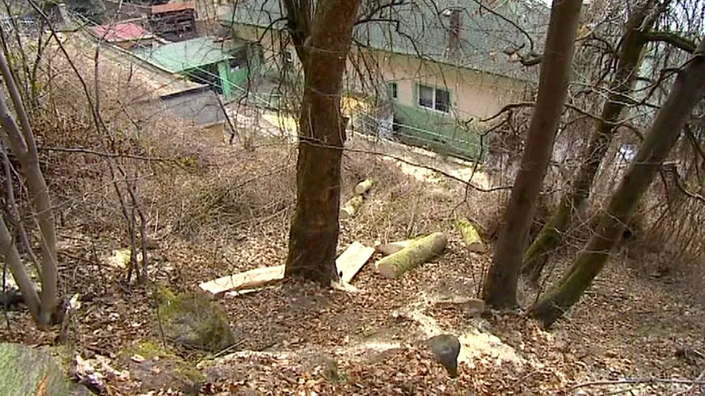 Domy ohrožené sesuvem skály