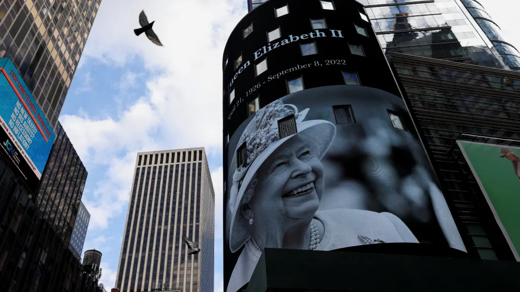 Vzpomínka na Alžbětu II. na Times Square v New Yorku