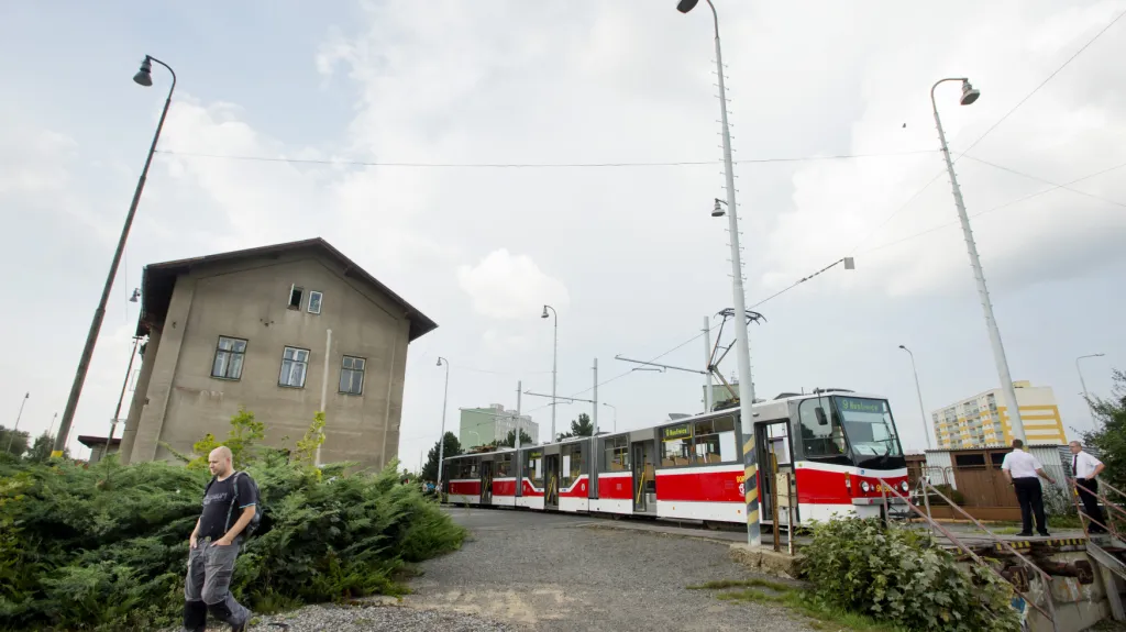 Tramvaj u nádraží