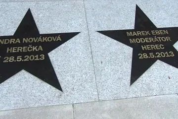 Chodník slávy před zlínským kinem se rozrostl o hvězdy Ebena a Novákové