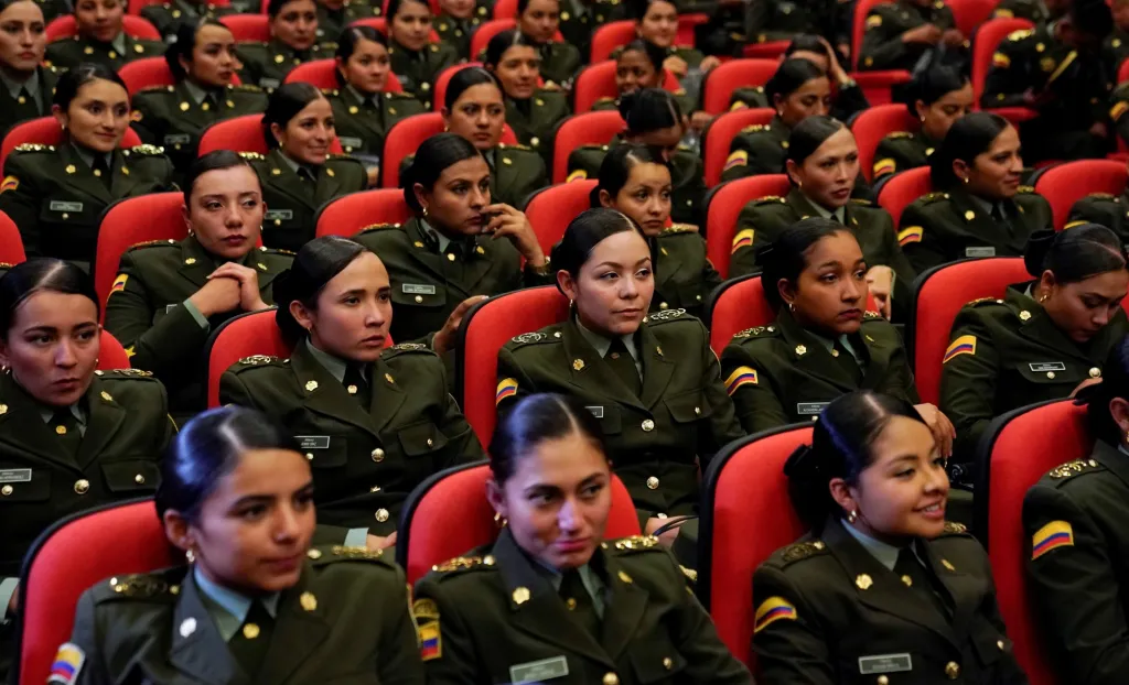 Studentky policejní akademie poslouchají řeč Ivanky Trumpové během její návštěvy na konferenci Žena, mír a bezpečnost (WPS) v Bogotě